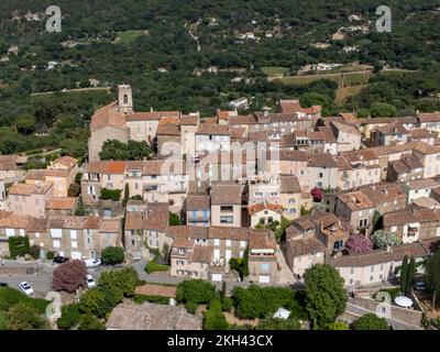 Blick aus der Vogelperspektive auf das Dorf Gassina auf einem Hügel, Teil des Golfes von Saint-Tropez, in Frankreich, französische Riviera, Var Provence. Stockfoto