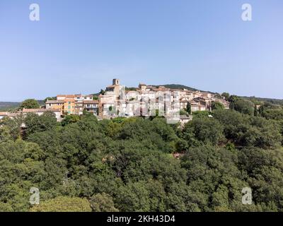 Blick aus der Vogelperspektive auf das Dorf Gassina auf einem Hügel, Teil des Golfes von Saint-Tropez, in Frankreich, französische Riviera, Var Provence. Stockfoto