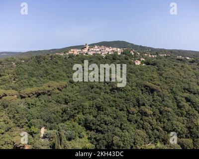 Blick aus der Vogelperspektive auf das Dorf Gassina auf einem Hügel, Teil des Golfes von Saint-Tropez, in Frankreich, französische Riviera, Var Provence. Stockfoto