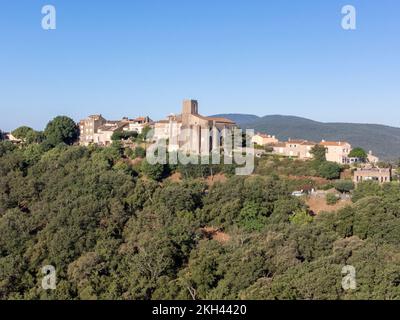 Blick aus der Vogelperspektive auf das Dorf Gassina auf einem Hügel, Teil des Golfes von Saint-Tropez, in Frankreich, französische Riviera, Var Provence. Stockfoto