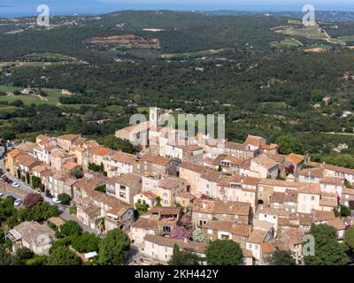 Blick aus der Vogelperspektive auf das Dorf Gassina auf einem Hügel, Teil des Golfes von Saint-Tropez, in Frankreich, französische Riviera, Var Provence. Stockfoto