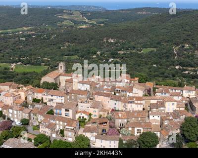 Blick aus der Vogelperspektive auf das Dorf Gassina auf einem Hügel, Teil des Golfes von Saint-Tropez, in Frankreich, französische Riviera, Var Provence. Stockfoto