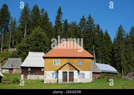 Traditionelles Haus in den Bergen Serbiens, Kamena Gora Old Village Stockfoto
