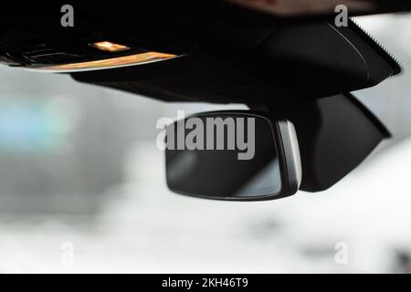 Moderne Fahrzeuginnenansicht mit Details aus Metall und Kunststoff. Innenausstattung. Stockfoto