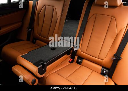 Klappsitze und ein Gepäckraum im suv-Auto. Moderne Innenausstattung. Riesiger, sauberer und leerer Kofferraum. Stockfoto