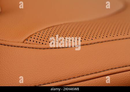 Blick aus der Perspektive auf moderne Autositze aus Stoff. Nahaufnahme der Autositze und Details zur Innenausstattung. Detaillierte Bild von einem Auto Falten Stich Arbeit. Ledersitze. Stockfoto