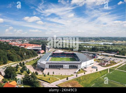 Randers, Mitteljütland, Dänemark - August 2022: Blick auf die Skyline des Randers Stadions (Cepheus Park), Heimstadion des Randers FC. Stockfoto