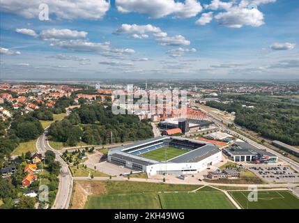 Randers, Mitteljütland, Dänemark - August 2022: Blick auf die Skyline des Randers Stadions (Cepheus Park), Heimstadion des Randers FC. Stockfoto