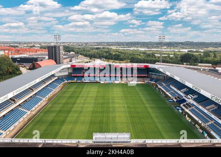 Randers, Mitteljütland, Dänemark - August 2022: Blick auf die Skyline des Randers Stadions (Cepheus Park), Heimstadion des Randers FC. Stockfoto