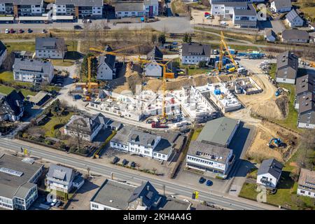 Luftaufnahme, Baustelle und Neubau Weitblick Wohnkomplex mit Tagesbetreuung an der Straße Hohe Fohr, Schmallenberg, Sauerland, Nord R. Stockfoto
