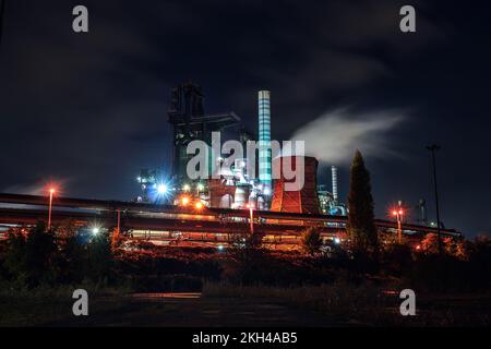 Stahlindustrie Duisburg, Nordrhein-Westfalen, Ruhr, Deutschland. ThyssenKrupp Stahlwerk Industrieblockofen beleuchtet in der Nacht Stockfoto