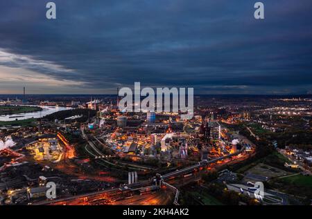 Duisburg, Deutschland, Industrie des Ruhrgebiets: Skyline-Ansicht der ThyssenKrupp Stahlproduktionsanlage mit industriellem Hochofen aus der Luft Stockfoto