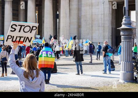 Eine Frau hält ein Schild mit der Aufschrift "Stop Putin" am Rande einer Demonstration gegen den Russischen Krieg in der Ukraine hoch. Stockfoto