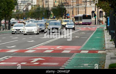 Cluj-Napoca, Rumänien - 17. September 2022: Autos im Verkehr am 21. Dezember Boulevard. Dieses Bild ist nur für redaktionelle Zwecke gedacht. Stockfoto