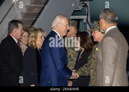 Präsident Joseph R. Biden Jr. begrüßt Sergeant Major Joy Kitashima nach der Ausschiffung der Air Force One in der Marine Corps Air Station (MCAS) Cherry Point, North Carolina, am 21. November 2022. Präsident Biden und die First Lady servierten ein Friendsgiving-Essen, zubereitet vom berühmten Koch Robert Irvine, für Mitglieder des Dienstes und ihre Familien, um die Opfer zu würdigen, die sie im Dienst der Nation bringen. Ihr Besuch war Teil der Bündelung, einer Initiative des Weißen Hauses zur Unterstützung von Militärfamilien. (USA Marinekorps Foto von CPL. Symira Bostic) Stockfoto