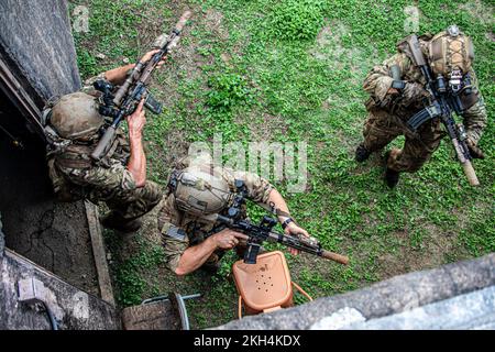 SCHOFIELD BARRACKS, Hawaii – Green Berets mit 2.. Bataillon, 1. Special Forces Group (Airborne) führen während der 23-01. Trainingsübung des Joint Pacific Multinational Readiness Center in Schofield Barracks, Hawaii, am 7. November 2022 Clearingverfahren innerhalb eines Lagers durch. JPMRC 23-01 ist ein Rotationszentrum für regionale Kampfschulungen (CTC), das die Kampfbereitschaft in der Pacific Division der USA stärkt und eine Schlüsselrolle bei der Zusammenarbeit der Armee mit unseren regionalen Verbündeten und Partnern spielt. (USA Militärfoto von Sergeant 1., Klasse Ryan Hohman) (Dieses Foto wurde aus Sicherheitsgründen verändert Stockfoto