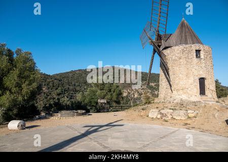 Saint-roch Steinwindmühle in Grimaud, in der Provence, Frankreich, in Europa. Stockfoto