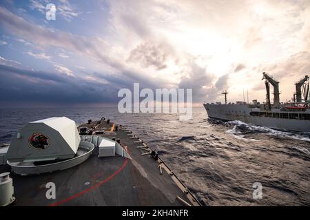 221111-N-N1109-002 PHILIPPINE SEA (11. Nov. 2022) – von links erhält die Fregatte HMCS Winnipeg der Royal Canadian Navy der Halifax-Klasse (FFH 338) Lieferungen vom Henry J. Kaiser-Klasse des Militärsealift-Kommandos, die während ihres Betriebs in der Philippinen See Nachfüllöler USNS Rappahannock (T-AO 204) betreibt und der Task Force 73 zugewiesen wurde. Während der Keen-Schwert-Übung am 11. November. Keen Sword ist eine alle zwei Jahre stattfindende, gemeinsame und bilaterale Feldübung, an der US-Militär und japanische Marine-Selbstverteidigungskräfte beteiligt sind. Ziel ist es, die Bereitschaft und Interoperabilität zu erhöhen und gleichzeitig die Eisenkappen zu stärken Stockfoto