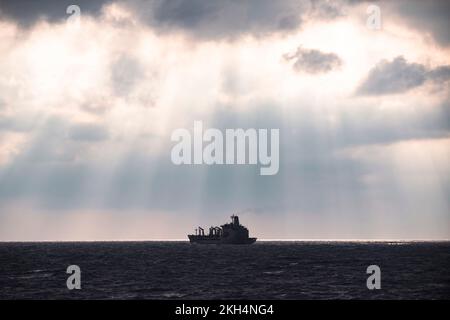 221111-N-N1109-001 PHILIPPINE SEA (11. Nov. 2022) – Henry J. Kaiser-Klasse des Militärkommandos des Sealift-Kommandos, laufender Nachfüllöler USNS Rappahannock (T-AO 204), der Task Force 73 zugewiesen wurde, versorgt die Halifax-Klasse Fregatte HMCS Winnipeg (FFH 338) der Royal Canadian Navy während der Novkeen-Schwert-Übung am 11 in der Philippinischen See. Keen Sword ist eine alle zwei Jahre stattfindende, gemeinsame und bilaterale Feldübung, an der US-Militär und japanisches Personal der Marine Self-Defense Force beteiligt sind. Ziel ist es, die Bereitschaft und Interoperabilität zu erhöhen und gleichzeitig die ironkaschierte Allianz zwischen Japan und den USA zu stärken. Commander, ich Stockfoto