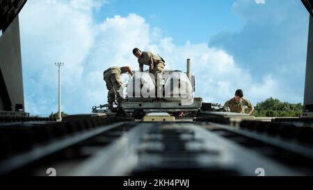 Luftwaffenstützpunkt Andersen, Guam, 36.. Munitionsstaffel, trainieren zusammen mit dem 1.. Sondereinsatzkommando, Luftwaffenstützpunkt Kadena, Japan, am 8. November 2022 im Luftwaffenstützpunkt Andersen. Dieses Training soll die Integration mit konventionellen Truppen verbessern und die Fähigkeiten von einsatzbereiten und postulierten Truppen im Pazifiktheater demonstrieren. (USA Air Force Foto von Staff Sgt. Ryan Brooks) Stockfoto