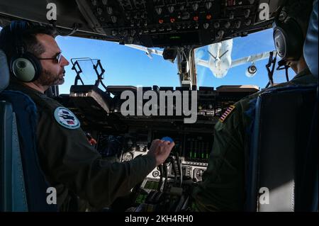 Royal Australian Air Force Flight LT. Timothy Smith, No. 36 Squadron C-17 Globemaster III Pilot, und USA Air Force 1. LT. Michael Pryor, 535. Airlift Squadron C-17 Pilot, bereitet sich auf den Empfang von Treibstoff von einem RAAF KC-30A Multi-Role Tanker Transport (MRTT) im Himmel über Australien vor, 18. November 2022. Übung Global Dexterity 2022 wird auf der RAAF-Basis Amberley durchgeführt und soll dazu beitragen, die bilateralen taktischen Lufttransport- und Absprungfähigkeiten der USAF und der RAAF zu entwickeln. Sowohl die Vereinigten Staaten als auch Australien verlassen sich auf die C-17A, um strategische und taktische Lufttransporte über den Indo-Pac bereitzustellen Stockfoto