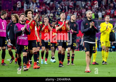 Al-Rayyan, Katar. 23.. November 2022. Belgiens Dries Mertens, Belgiens Axel Witsel, Belgiens Thomas Meunier und Belgiens Yannick Carrasco feiern, nachdem sie am Mittwoch, den 23. November 2022, in Gruppe F der FIFA-Weltmeisterschaft 2022 in Al Rayyan, Bundesstaat Katar, ein Fußballspiel zwischen der belgischen Nationalmannschaft Red Devils und Kanada gewonnen haben. BELGA PHOTO VIRGINIE LEFOUR Kredit: Belga News Agency/Alamy Live News Stockfoto