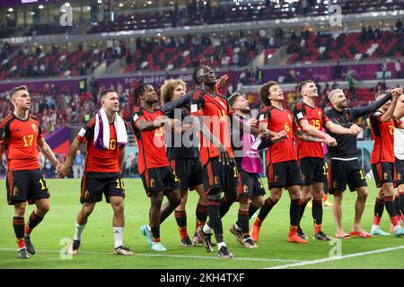 Al-Rayyan, Katar. 23.. November 2022. Leandro Trossard in Belgien, Eden Hazard in Belgien, Michy Batshuayi in Belgien, Arthur Theate in Belgien, Amadou Onana in Belgien, Belgiens Dries Mertens, Belgiens Axel Witsel, Belgiens Thomas Meunier und Belgiens Yannick Carrasco feiern, nachdem sie am Mittwoch, den 23. November 2022, in Gruppe F der FIFA-Weltmeisterschaft 2022 in Al Rayyan, Bundesstaat Katar, ein Fußballspiel zwischen der belgischen Nationalmannschaft Red Devils und Kanada gewonnen haben. BELGA PHOTO VIRGINIE LEFOUR Kredit: Belga News Agency/Alamy Live News Stockfoto