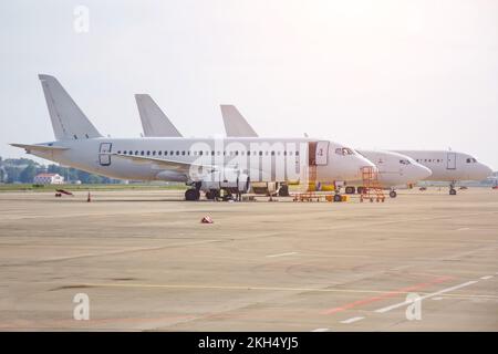 Drei verschiedene Schmalrumpfflugzeuge am Flughafen abgestellt sind aufgereiht Stockfoto