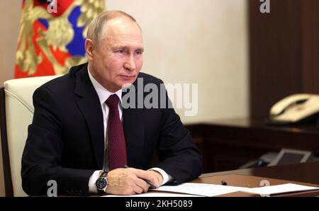 Novo-Ogaryovo, Russland. 22.. November 2022. Der russische Präsident Wladimir Putin lächelt beim Start der nuklearbetriebenen Eisbrecher Ural und Yakutia über eine Videoverbindung von der Präsidentenresidenz Novo-Ogaryovo am 22. November 2022 in Moskau, Russland. Kredit: Mikhail Metzel/Kreml Pool/Alamy Live News Stockfoto