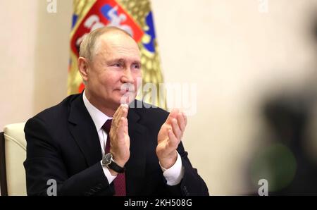 Novo-Ogaryovo, Russland. 22.. November 2022. Der russische Präsident Wladimir Putin applaudiert beim Start der nuklearbetriebenen Eisbrecher Ural und Yakutia über einen Videolink von der Präsidentenresidenz Novo-Ogaryovo am 22. November 2022 in Moskau, Russland. Kredit: Mikhail Metzel/Kreml Pool/Alamy Live News Stockfoto