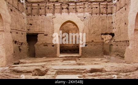 El Badi, Palastruinen in Marrakesch (oder Marrakesch), Marokko, mit Bogeneingang und leichter Neigung Stockfoto