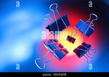 Bulldog-Clips auf blauem und warmem Hintergrund Stockfoto
