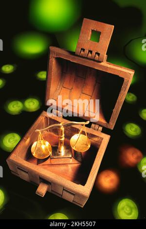 Hölzerne Truhe mit Skala auf warmem Hintergrund Stockfoto