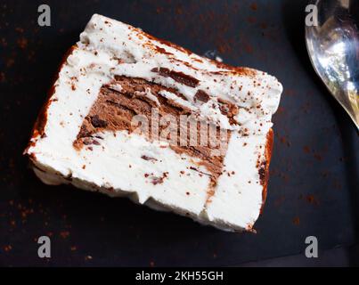 Ein Stück Canada Tarta auf dem Schild Stockfoto