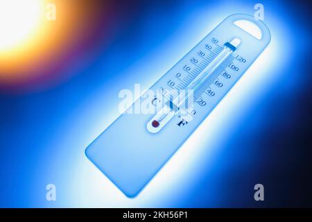 Thermometer auf blauem Hintergrund Stockfoto