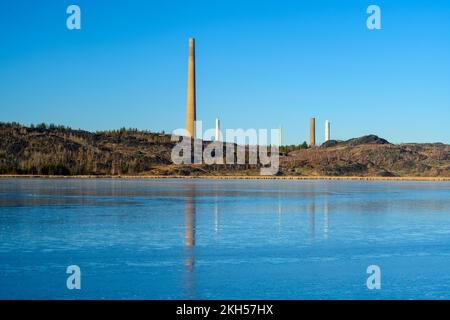 Vale superstack spiegelte sich im Eis am Kelly Lake, Greater Sudbury, Ontario, Kanada Stockfoto