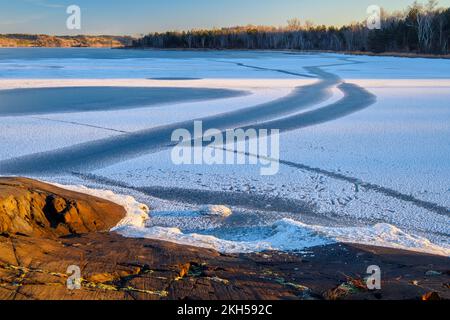 Eis- und Frostmuster am Kelly Lake, Greater Sudbury, Ontario, Kanada Stockfoto