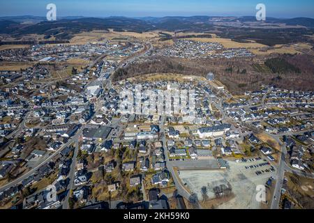 Luftaufnahme, Oversum Vital Resort am Winterberg Kurpark, Wohngebiet am Kurpark mit St. Jakobuskirche und St. Franziskus Krankenhaus, Sauerland, N. Stockfoto