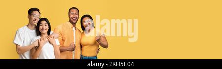 Romantisches asiatisches Paar und emotionaler afroamerikanischer Mann und Frau Stockfoto