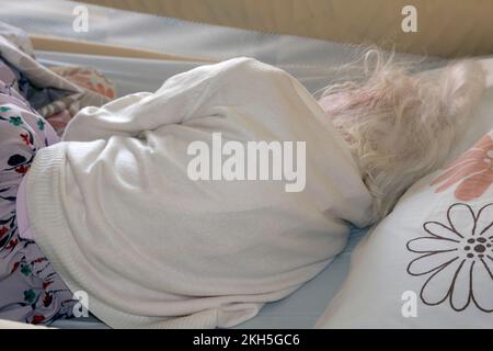 sehr alte Dame im Pflegeheim schlafend im Bett Stockfoto