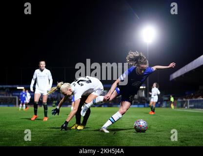 Chelsea's Niamh Charles kämpft mit Real Madrids Sofie Svava während eines Spiels der UEFA Women's Champiosn League in Kingsmeadow, London. Bilddatum: Mittwoch, 23. November 2022. Stockfoto