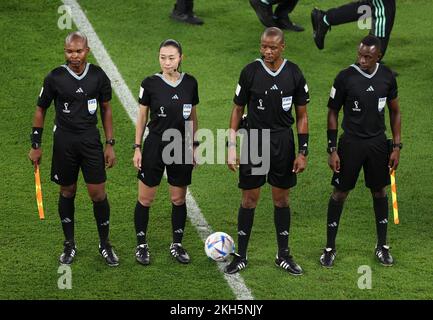 Al-Rayyan, Katar. 23.. November 2022. Schiedsrichter werden vor dem Spiel der Gruppe F zwischen Belgien und Kanada bei der FIFA-Weltmeisterschaft 2022 im Ahmad bin Ali Stadion in Al Rayyan, Katar, am 23. November 2022 gesehen. Kredit: Xu Zijian/Xinhua/Alamy Live News Stockfoto