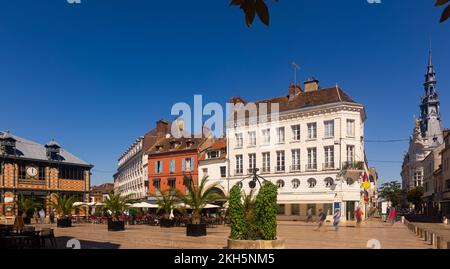 Stadtstraße von Sens am Nachmittag Stockfoto