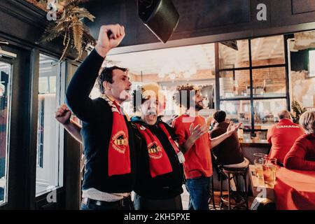 Belgische Fußballfans kommen am Mittwoch, den 23. November 2022, im Lamplighter Public House in Vancouver, British Columbia, Kanada, zusammen, um ein Fußballspiel der FIFA-Weltmeisterschaft 2022 zwischen Belgien und Kanada zu sehen. Die Weltmeisterschaft findet vom 20. November bis 18. Dezember im Staat Katar statt. BELGA FOTO SISKA GREMMELPREZ Stockfoto