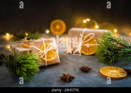 Null-Verschwendung-Weihnachtskonzept. Umweltfreundliches Kraftpapier Geschenkpapier auf einem Schiefertisch. Heimwerkergeschenke, umweltfreundliche Einrichtung. Kopierbereich, Banner. Stockfoto