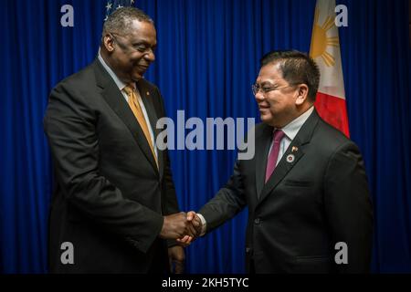 Siem Reap, Kambodscha. 22.. November 2022. USA Verteidigungsminister Lloyd J. Austin III, Left, schüttelt dem philippinischen Verteidigungsminister Jose Faustino Jr. die Hand, der sich am Rande des 9.. Treffens der US-Verteidigungsminister der Vereinigung Südostasiatischer Nationen am 22. November 2022 in Siem Reap, Kambodscha, befindet. Kredit: Chad J. McNeeley/DOD/Alamy Live News Stockfoto