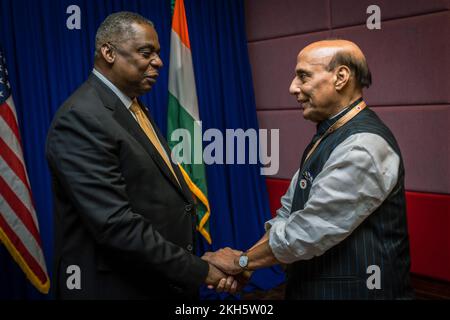 Siem Reap, Kambodscha. 22.. November 2022. USA Verteidigungsminister Lloyd J. Austin III, Left, schüttelt dem indischen Verteidigungsminister Rajnath Singh am Rande des 9.. Treffens der US-Verteidigungsminister der Vereinigung Südostasiatischer Nationen am 22. November 2022 in Siem Reap, Kambodscha, die Hand. Kredit: Chad J. McNeeley/DOD/Alamy Live News Stockfoto