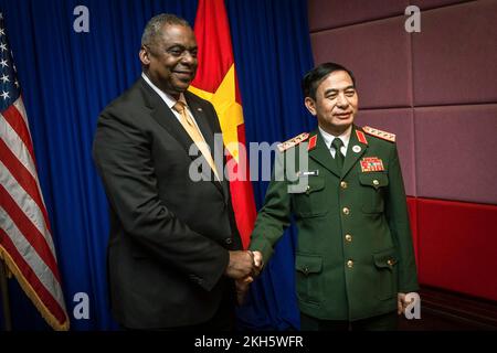 Siem Reap, Kambodscha. 22.. November 2022. USA Verteidigungsminister Lloyd J. Austin III, Left, schüttelt mit dem vietnamesischen Verteidigungsminister General Phan Van Giang am Rande des 9.. Treffens der Vereinigung der Verteidigungsminister Südostasiens am 22. November 2022 in Siem Reap, Kambodscha, die Hand. Kredit: Chad J. McNeeley/DOD/Alamy Live News Stockfoto