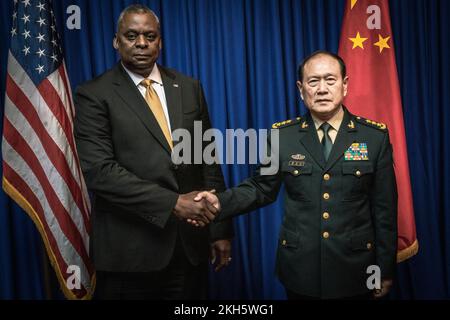 Siem Reap, Kambodscha. 22.. November 2022. USA Verteidigungsminister Lloyd J. Austin III, Left, schüttelt dem chinesischen Minister für nationale Verteidigung General Wei Fenghe am Rande des 9.. Treffens der Vereinigung der Verteidigungsminister Südostasiens am 22. November 2022 in Siem Reap, Kambodscha, die Hand. Kredit: Chad J. McNeeley/DOD/Alamy Live News Stockfoto