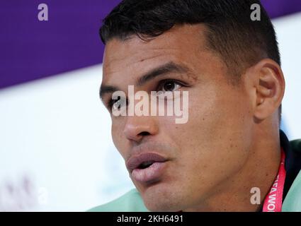 Doha, Katar. 23.. November 2022. Der brasilianische Spieler Thiago Silva nimmt einen Tag vor dem Gruppenspiel G zwischen Brasilien und Serbien an einer Pressekonferenz zur FIFA-Weltmeisterschaft 2022 in Katar Teil, die am 23. November 2022 in Doha stattfindet. Kredit: Li Gang/Xinhua/Alamy Live News Stockfoto